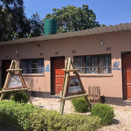 Lusaka Backpackers Hostel Bagian luar foto