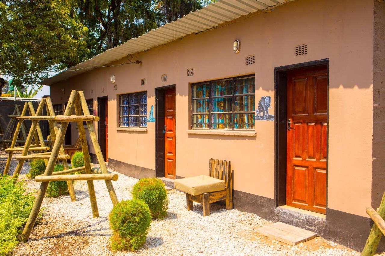 Lusaka Backpackers Hostel Bagian luar foto