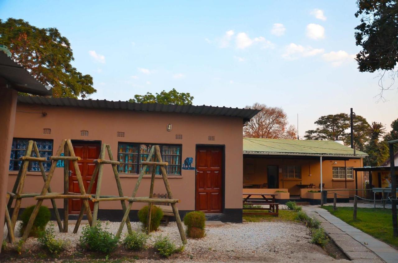 Lusaka Backpackers Hostel Bagian luar foto